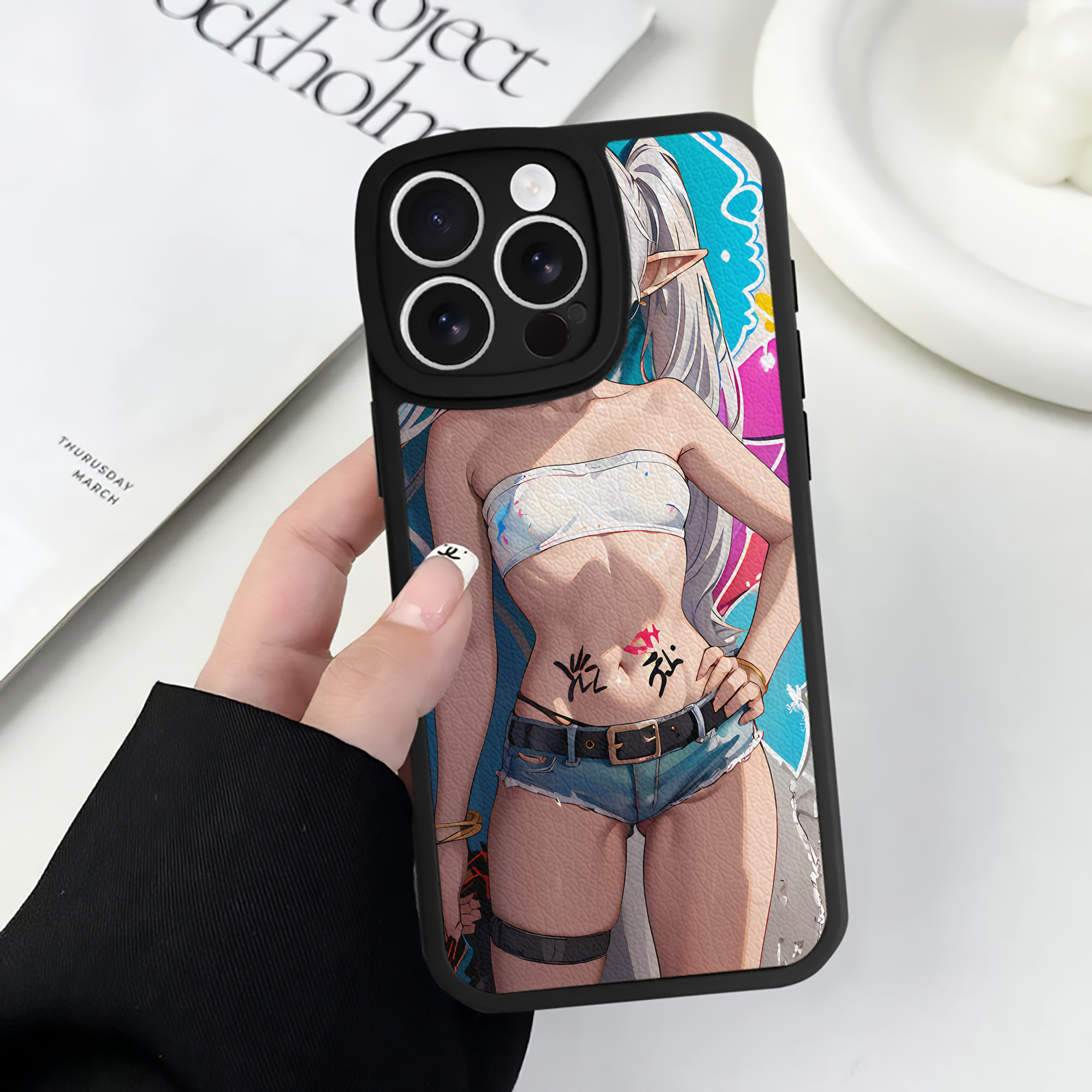 （画像用） 葬送のフリーレン Frieren 【iPhone 16シリーズ対応】シリコンスマホケース（レザー調） 材質：シリコン